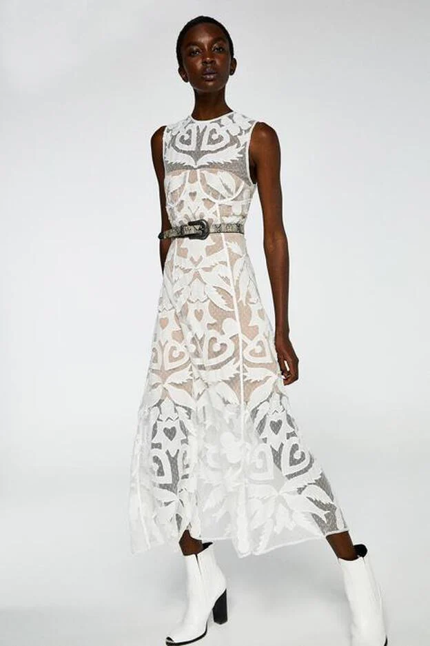 la versión en blanco del vestido de Sfera sí está rebajada, cuesta 29,99 euroscon el descuento.