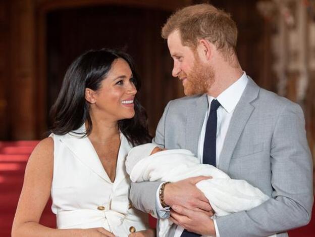 Meghan Markle y el príncipe Harry en la presentación oficial de su hijo Archie Harrison