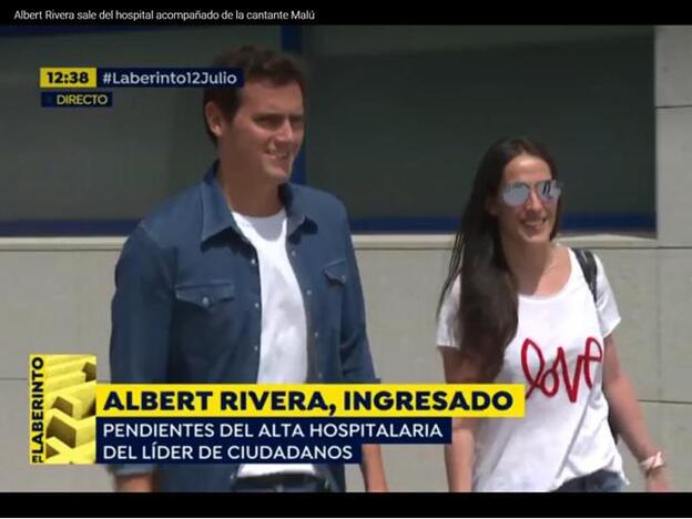 La pareja saliendo junta a a las puertas del hospital de Móstoles./Captura de pantalla de vídeo atresmedia