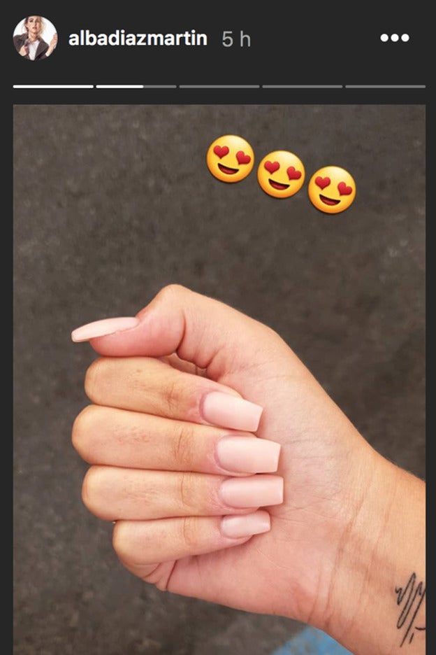 La manicura en tono nude que ha elegido Alba Díaz, prácticamente igual que la que llevó Lovely Pepa el día de su boda.