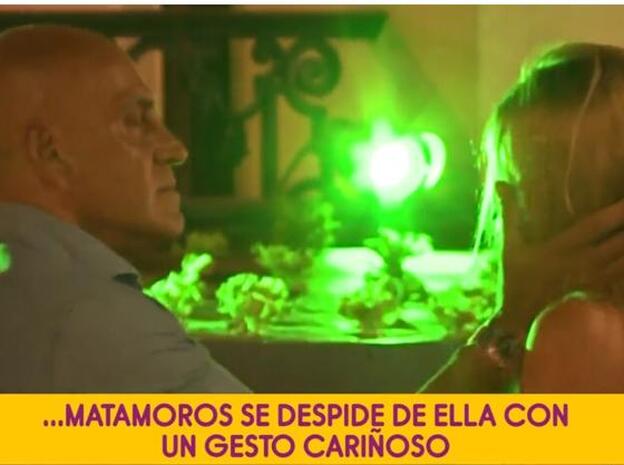 El cariñoso gesto de Kiko Matamoros con Makoke. Conoce a las nuevas parejas de 2019 haciendo clic en la imagen