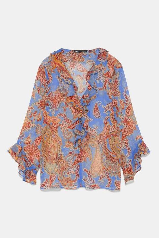 Blusa estampada con volantes. (25,95 euros).