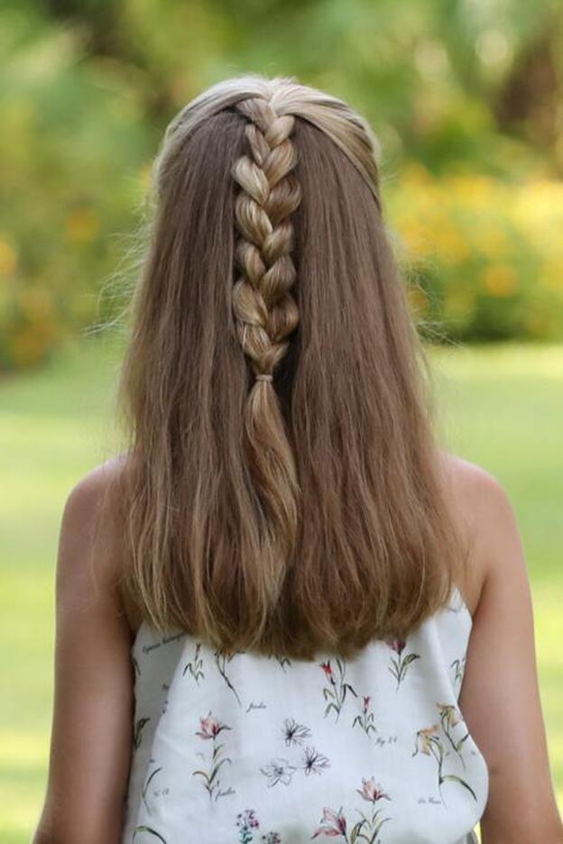 La princesa Leonor escogió un semirecogido con trenza para el tradicional posado en Marivent junto a su familia.