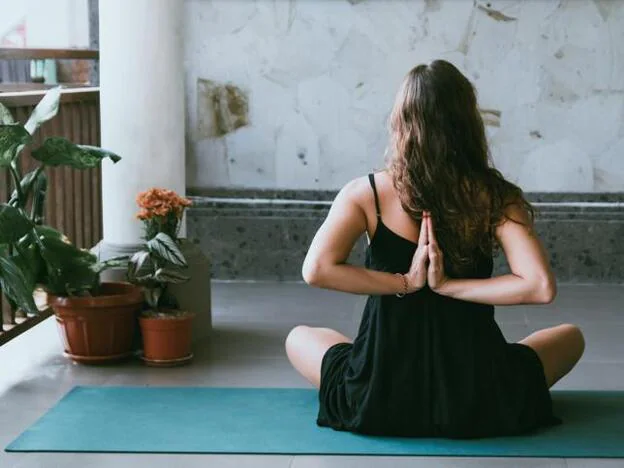 Practicar Yoga En Grupo Femenino En Clase Sobre Estiramiento De La