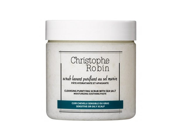 Este exfoliante para cuuero cabelludo es uno de los mejores valorados en la red. Scrub Lavate Purificante a la Sal Marina de Christophe Robin para Claudia di Paolo (17 €).