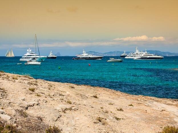 Varios barcos surcan las aguas de Ibiza, en Baleares./Gtres