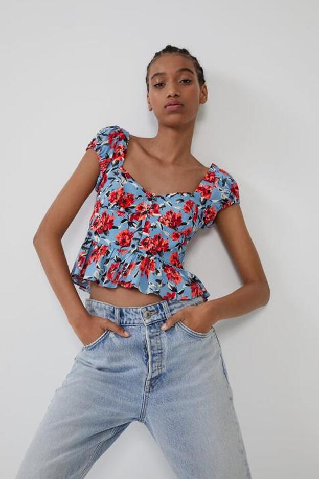 Este top estampado de Zara incluye todos los detalles para convertirse en el nuevo must en el armario.