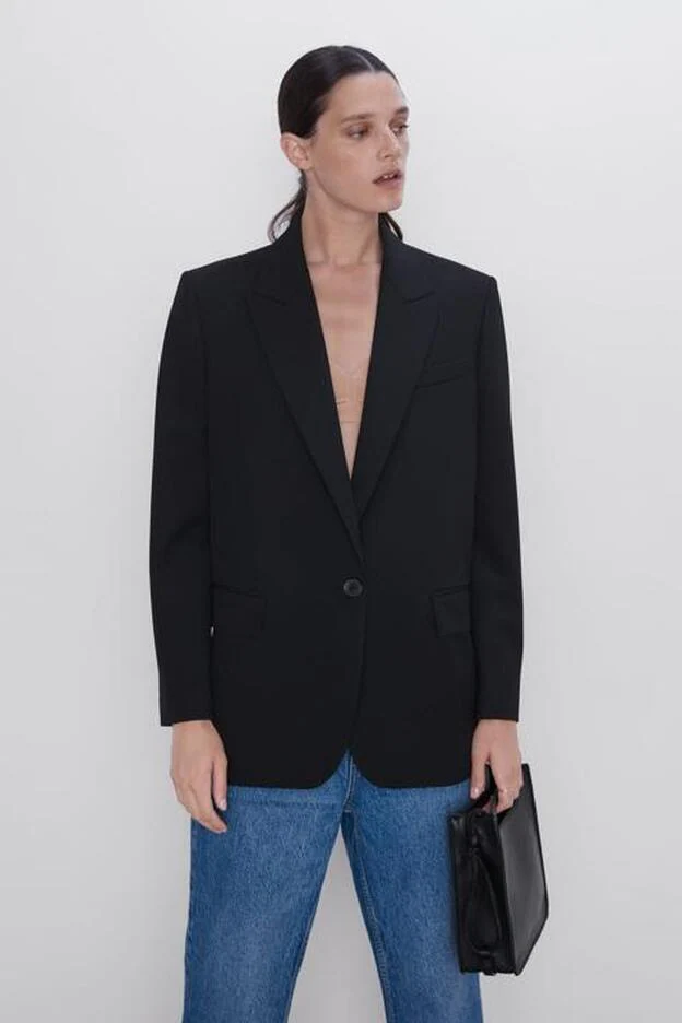 Blazer amplia de cuello y solapa con manga larga en color negro, 69,95 euros.