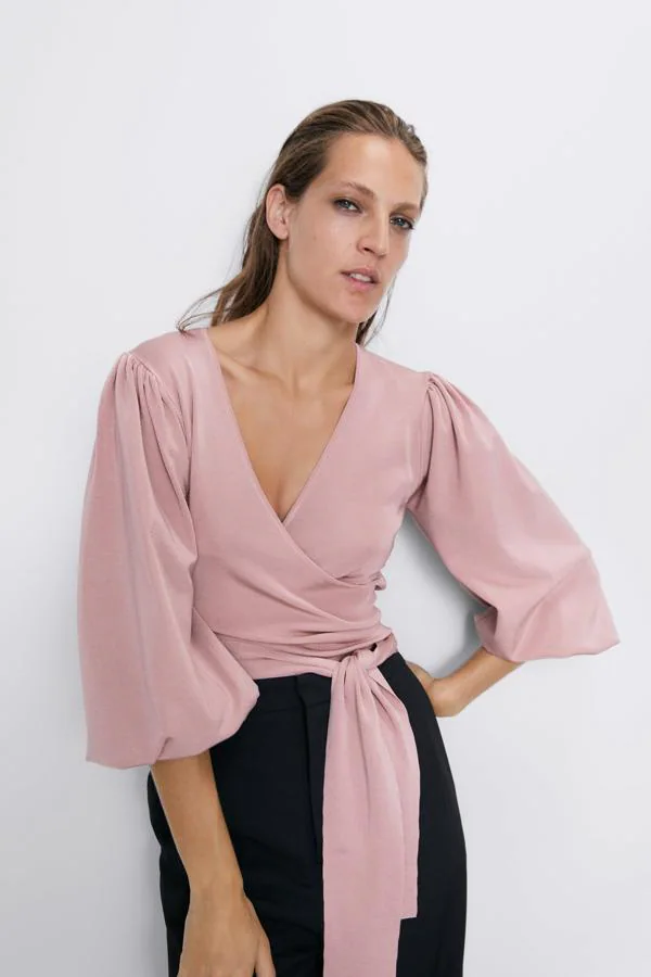 Perla Disfraces Complicado Fotos: Las 10 blusas y vestidos de nueva colección con el escote que mejor  sienta para todo tipo de pecho | Mujer Hoy