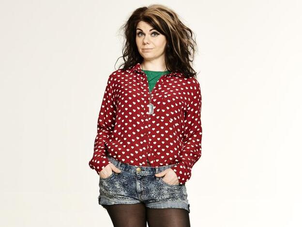 Caitlin Moran es la autora de Cómo ser una mujer (Anagrama) y en 2014 fue elegida en Gran Bretaña como la periodista más influyente en Twitter y la columnista del año./mark harrison