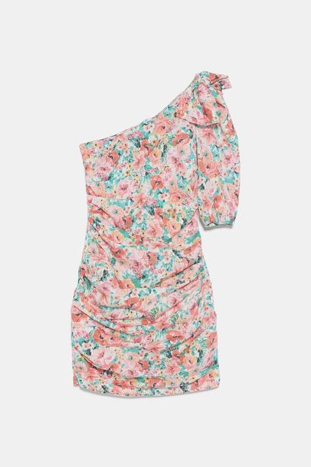 Vestido con estampado floral, escote asimétrico y manga por debajo del codo acabada en elástico, 39,95 euros.