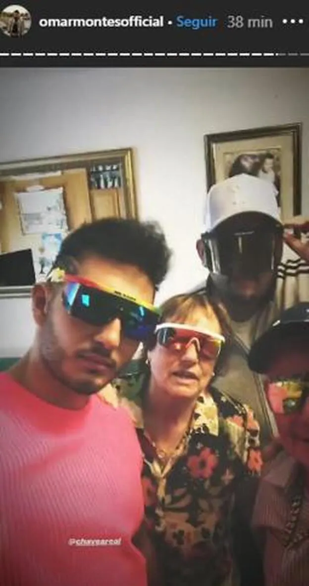Omar Montes compartía en sus historias de Instagram un divertido video con sus abuelos.