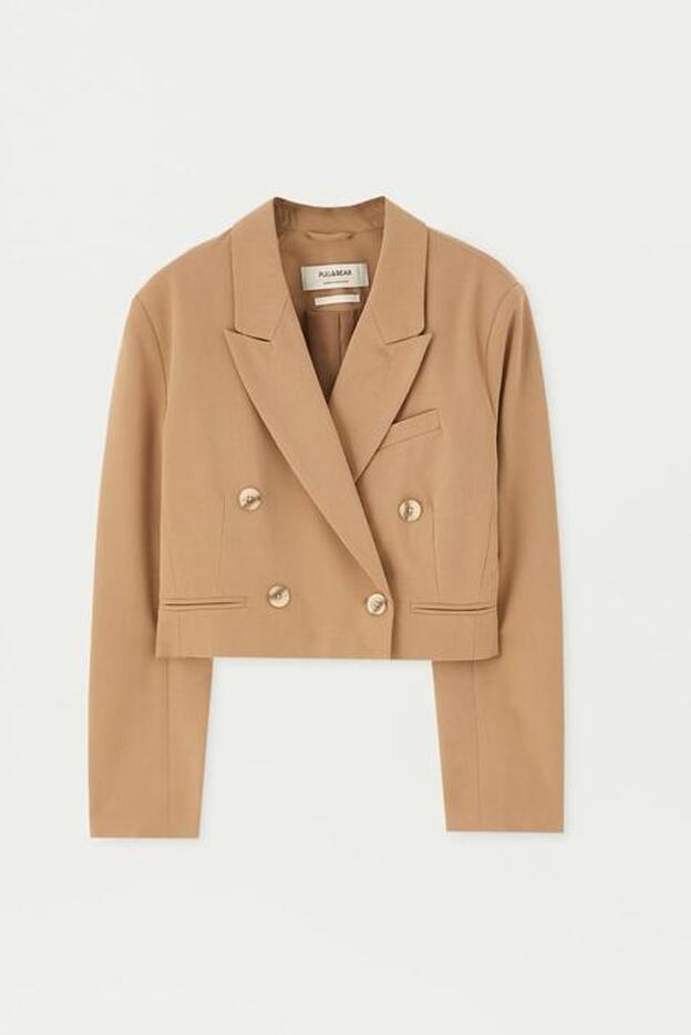 Blazer 'torera' de Pull&Bear como la que lleva Aretha Fusté en su look de Instagram.