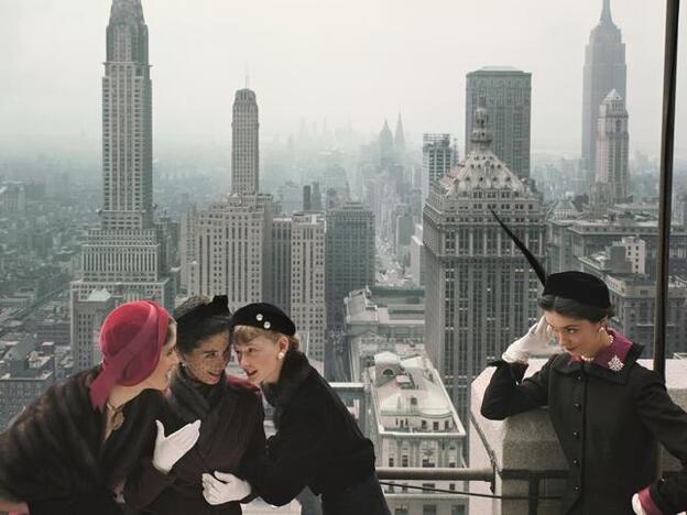 Jóvenes terciopelos, precios jóvenes, moda de sombreros para Vogue EE.UU. (1949)/Norman Parkinson Archive / Cortesía de Iconic Images