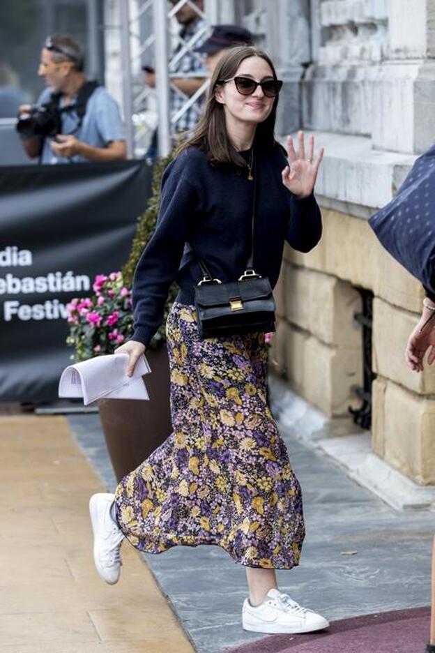 Su falda midi con estampado floral fue el toque estrella de este look.