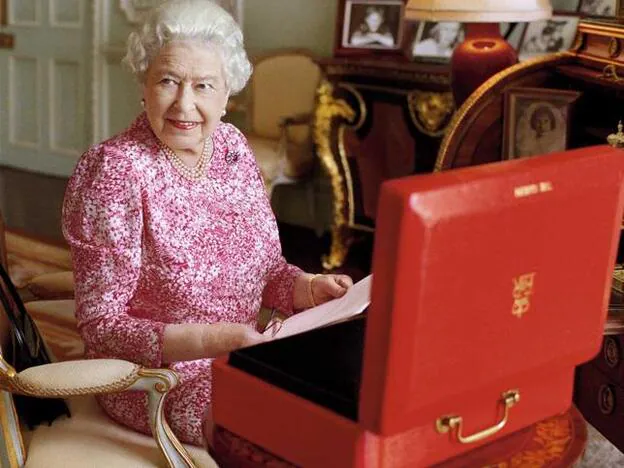 La reina en una de las salas del palacio Buckingham.