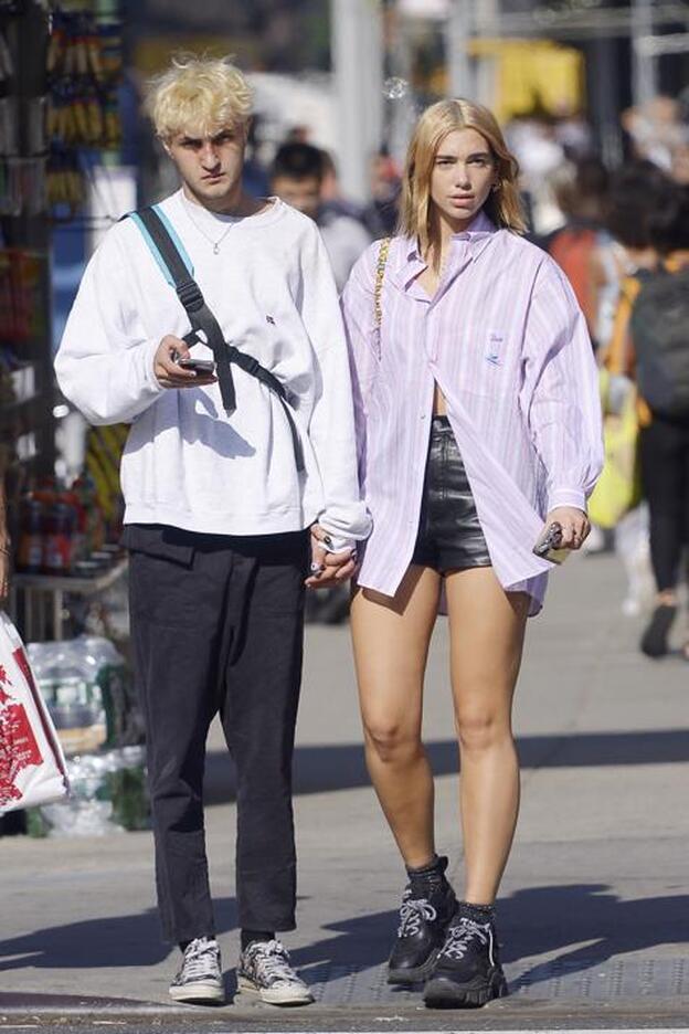 Dua Lipa lucía su nuevo cambio de look por las calles de Nueva York y junto a su novio.