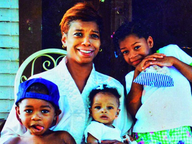 Simone, el bebé del centro, junto a dos de sus hermanos y su madre biológica, que perdió su custodia cuando ella tenía tres años./d.r.