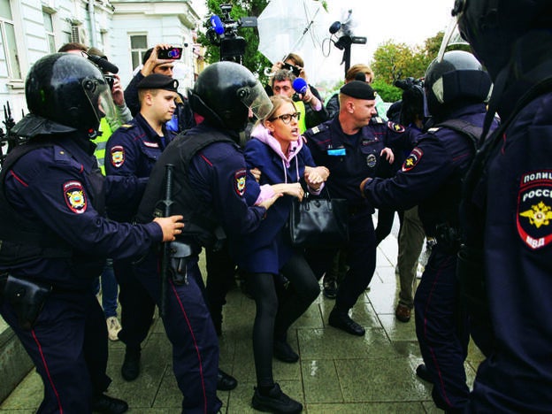 Lyubov Sobol durante su detención en una manifestación, el pasado verano.