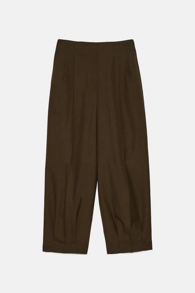 Pantalones tobilleros, de corte slouchy, de Zara (49,95 euros).