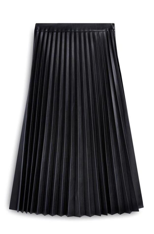 Falda plisada negra de efecto cuero, de Primark (19 euros).