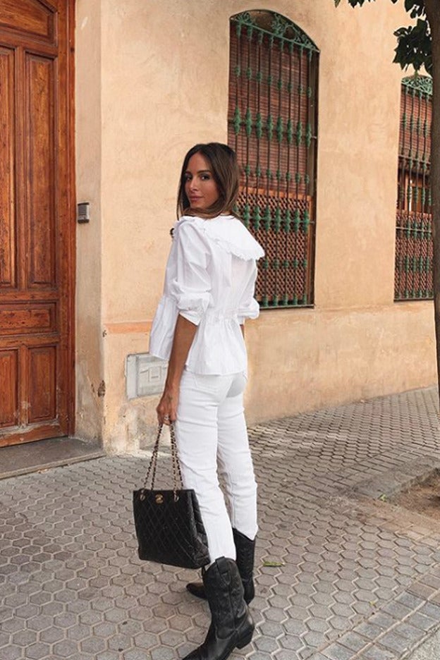 El fantástico look blanco de Rocío Osorno, combinado con accesorios negros.