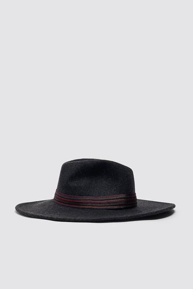 Sombrero de ala ancha gris con cinta combinada a contraste.