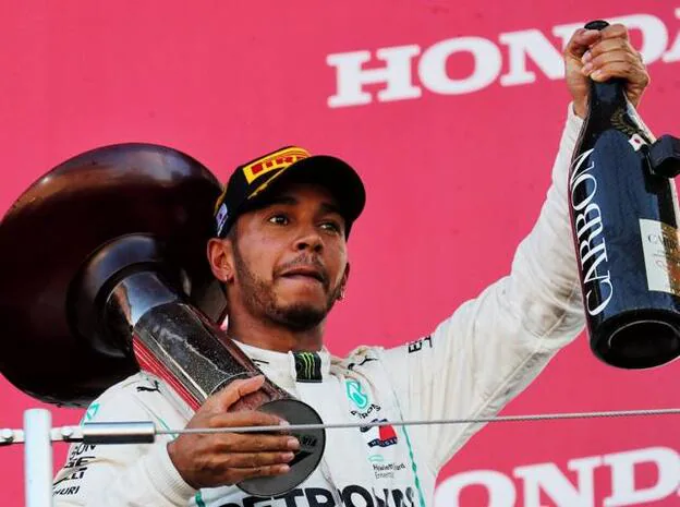 Lewis Hamilton celebrando una de las victorias que ha conseguido esta temporada./cordon press.