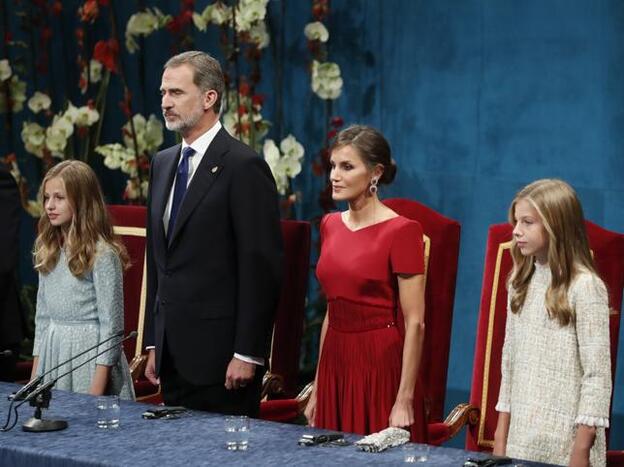 Pincha en la foto para ver todas las imágenes del debut de Leonor en los Premios Princesa de Asturias./Gtres