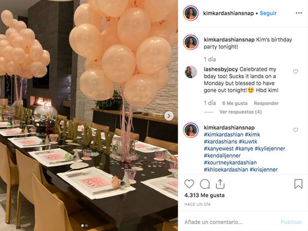 Así es como estaba decorada la mesa de cumpleaños de Kim Kardashian.