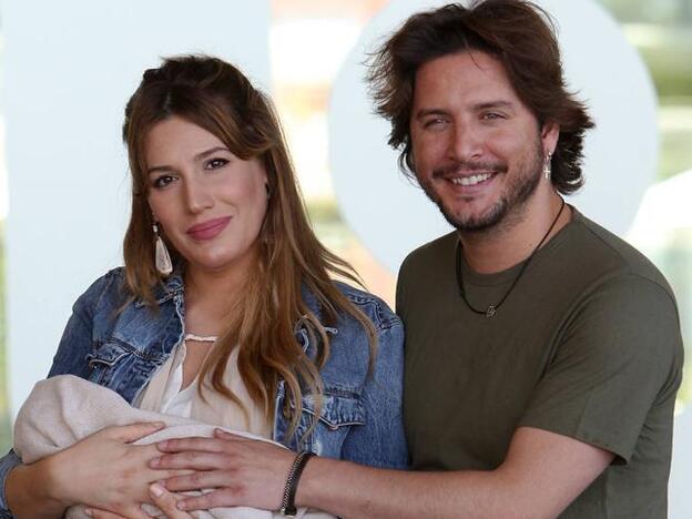 Manu Carrasco y Almudena Navalón el día que presentaron a su primera hija, Chloe. Pincha sobre la foto para ver todas las famosas que han anunciado embarazo en 2019./gtres.