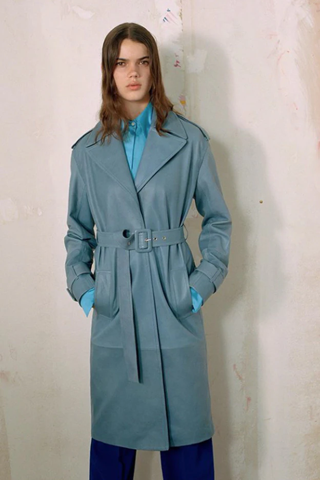 Un look con tren tonos de azul que funciona a la perfección con las prendas de Victoria Beckham.