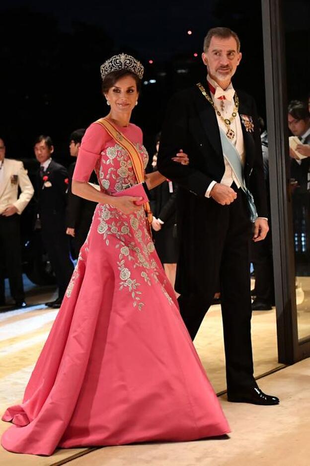 Don Felipe y doña Letizia a su llegada a la cena de gala en el palacio imperial de Japón en Tokio./Gtres