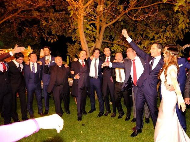 Los novios junto a sus amigos.