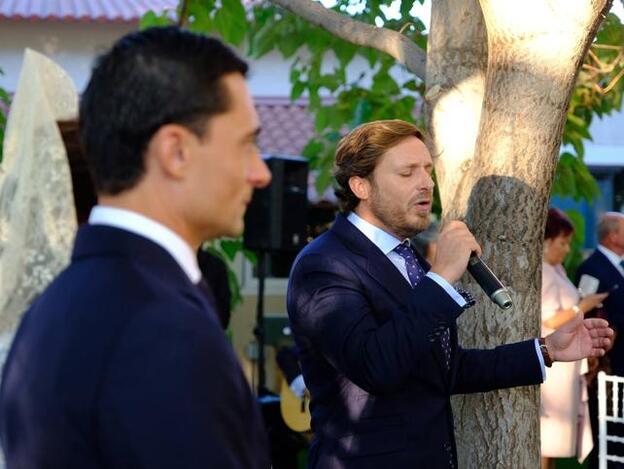 Juan Peña cantando a sus amigos.