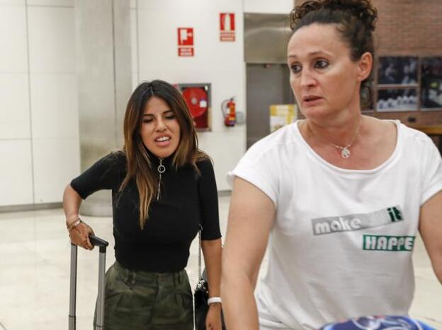 Chabelita Pantoja junto a Dulce Lapiedra en el aeropuerto de Barajas./gtres.