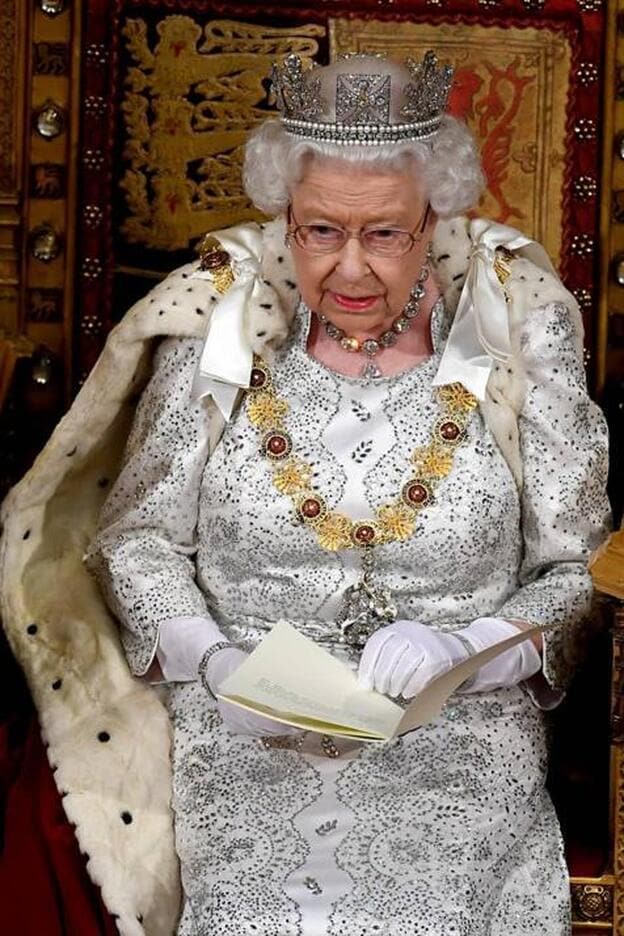 El histórico anuncio de la Reina Isabel II de Inglaterra: deja de usar  pieles animales | Mujer Hoy