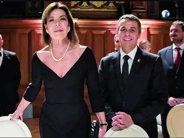 Carolina de Mónaco vistió de negro y adornó su 'look' con un collar de perlas./agencias