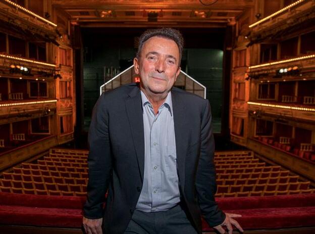 El compositor Ricardo Llorca posa en el teatro de la Zarzuela./J. Gámez