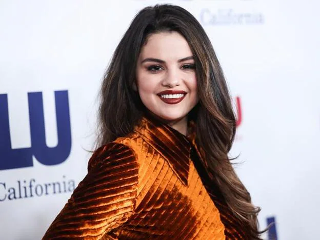 El vestido de terciopelo naranja de Selena Gómez que inspirará nuestros  looks de fiesta para Navidad y Nochevieja | Mujer Hoy