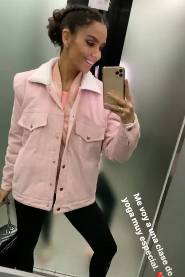 La chaqueta rosa con borreguillo que lleva Cristina Pedroche está firmada por Flaman Atelier.