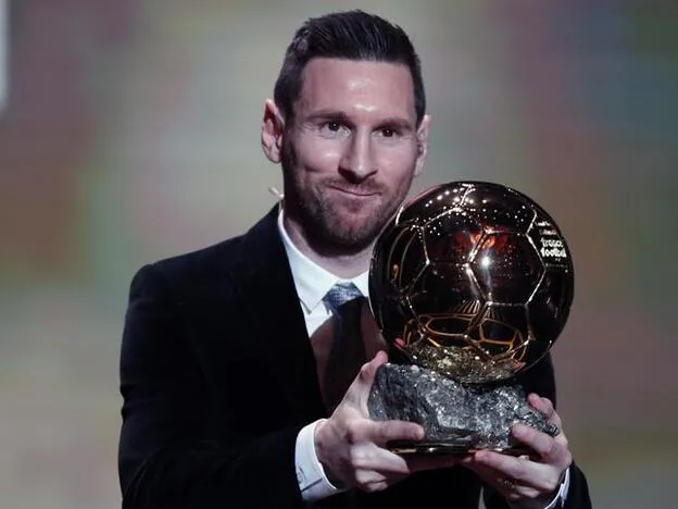 Leo Messi con su sexto Balón de Oro en las manos./gtres.