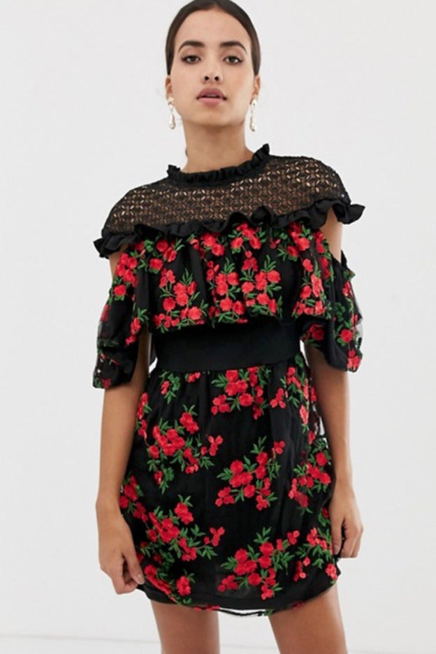 Un vestido de inspiración romántica totalmente bordado y rebajado en Asos.