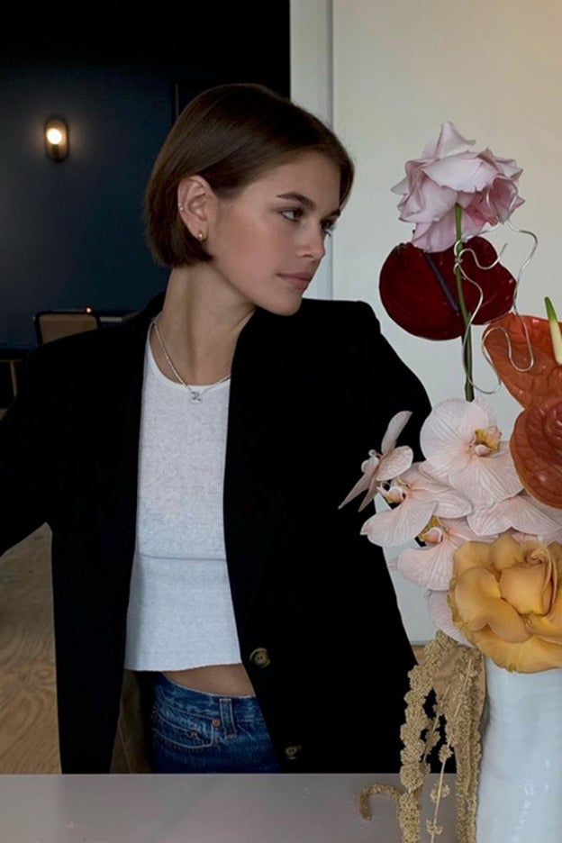 Kaia Gerber lleva uno de los nuevos cortes de pelo que arrasará en 2020: entre un bob muy apurado y un pixie largo.