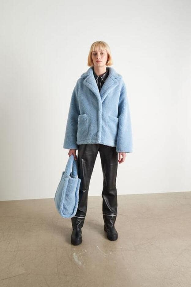 La chaqueta de borrego azul cielo de Alexandra Pereira es de la firma Stand Studio.