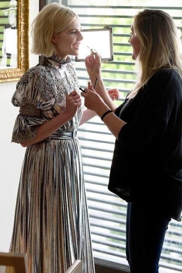 La actriz y la maquilladora preparándose para la ceremonia