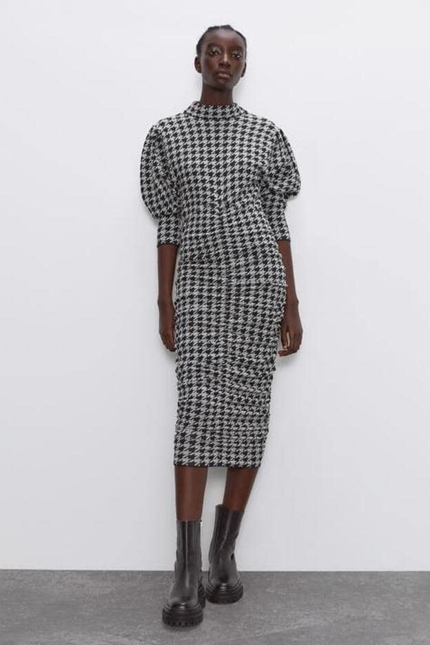 Este vestido de punto ha sido nuestro gran descubirmiento de la nueva colección de Zara.