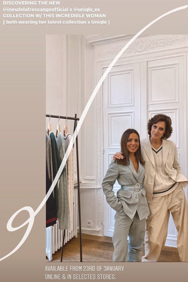 Paula Ordovás posa junto a Inés de la Fressange en el showroom de Uniqlo en París.