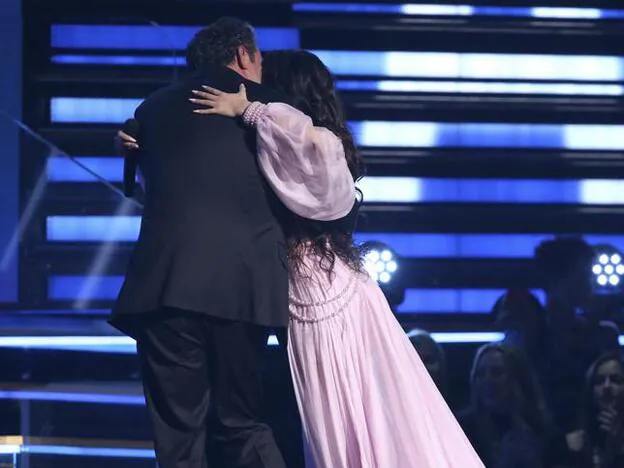 Camila Cabello abrazada a su padre, Alejandro, en los Premios Grammy 2020.