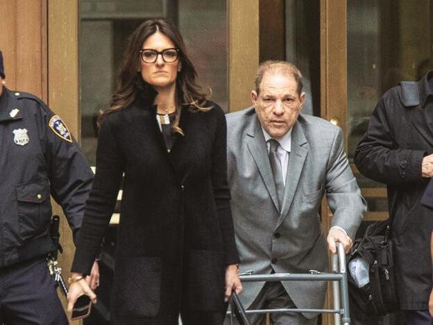 Harvey Weinstein, en el centro, abandona el juzgado apoyado en un andador junto a su abogada, Donna rotunno, el pasado 7 de enero en Nueva York. Ambos acudían a la primera sesión del proceso de elección del jurado en el juicio por abuso sexual contra el productor./d.r.
